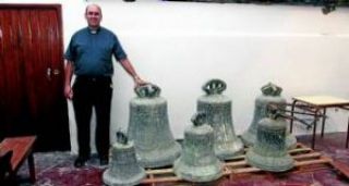 El párroco Jesús María Moriana, con las campanas listas para su restauración - Autor: SALIDO, Rafael