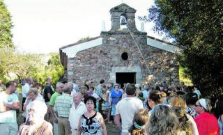 Los romeros tocan la campana de San Roque, el año pasado, en Candás. - Autor: BENGOA, Gonzalo