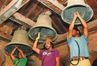 Campaneros de Cartagena que acompañaron a Llorenç Barber, al repique de campanas en cinco iglesias de Cartagena. - Autor: http://www.eluniversal.com.co
