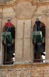En la imagen, dos campaneros preparan las campanas para hacerlas tocar. [Nota del editor: la foto corresponde a Santa María de la Mesa] - Autor: CRIADO, Salvador