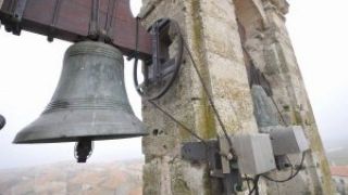 La campana de la espadaña de la iglesia de Urueña que marca las horas y las medias (izquierda). El Ayuntamiento instalará una tercera campana para esta función. - Autor: JIMÉNEZ, Fran