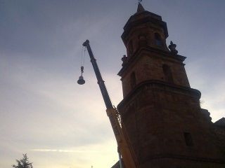 Labores de limpieza y restauración de las campanas de San Miguel - Autor: Ideal.es