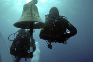 Imágen de archivo de la campana sumergida del Costa Concordia - Autor: REUTERS/Centro subacquei dei Carabinieri/Handout