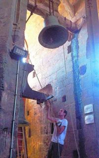 El xabiero Marcos Buigues tocando una campana de la catedral - Autor: Las Provincias