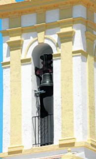 La torre de la parroquia cartayera vuelve a lucir su habitual aspecto. - Autor: LANDERO, Jordi