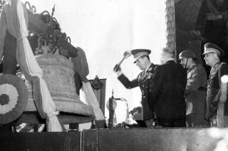 El 17 de agosto de 1950, el presidente Juan Domingo Perón hace sonar tres veces la histórica campana de Huaura, traída por el Gobierno del Perú. - Autor: LA GACETA - FOTOS DE ARCHIVO