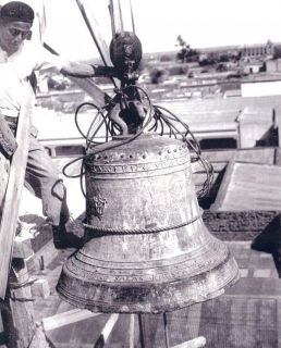 En 1950, un obrero iza, en la torre de nuestra flamante iglesia de La Merced, la campana fundida en 1812. - Autor: LA GACETA - FOTOS DE ARCHIVO