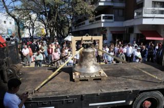 ¡PASEN Y VEAN! La campana de 610 kilos quedó expuesta en el atrio. - Autor: VERA, Franco / LA GACETA