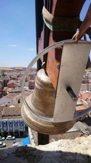 Las campanas de la Iglesia de la Asunción ya están ubicadas en la torre - Autor: GÓMEZ MORENO, Lola