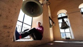 El artista Fabián Nonino en el campanario de la Catedral de Córdoba, desde donde debía sonar una canción de la Mona Jiménez. - Autor: VOS