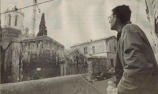 El cantero José Antonio Sáez observa la parte superior del campanario ya restaurado