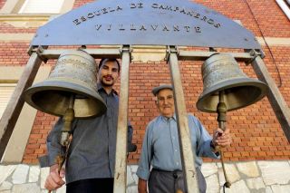 Jorge Juan Fernández y Santiago Calderón, el veterano campanero mayor, de 93 años, ayer en Villavante, trabajan para mantener la tradición en la provincia - Autor: MARCIANO / DIARIO DE LEÓN
