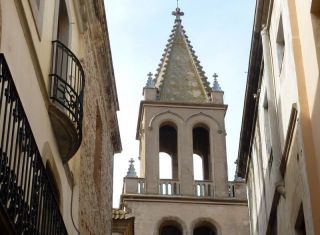 El campanar de Palamós en una perspectiva des del carrer Església  - Autor: TRILLAS, Joan