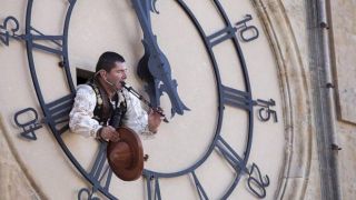 El folclorista Ángel Rufino de Haro, «El Mariquelo», en el reloj de la Torre de la Catedral de SalamancEl folclorista Ángel Rufino de Haro, «El Mariquelo», en el reloj de la Torre de la Catedral de Salamanca - Autor: ICAL