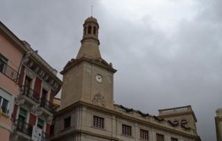 Rellotge al campanar del palau municipal - Autor: CEDIDA