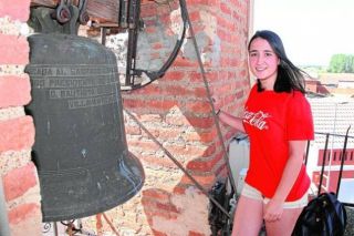 Elena Gutiérrez, la más joven de la escuela de campaneros de Villavante (León) - Autor: ABC