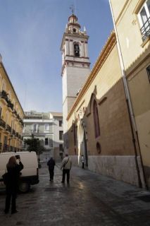 Un grupo de personas circulan frente a la iglesia de San Nicolás, cuyo campanario enmudeció ayer por orden del Ayuntamiento de Valencia - Autor: MARSILLA, Irene - LAS PROVINCIAS