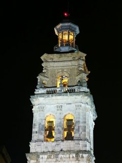 Des de fa uns dies, una llum roja presideix el Campanar de la VilaLas dos torres - Autor: EL PERIÒDIC ONTINYENT
