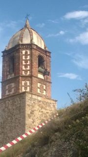 La campana quedó colgada del vano de la torre de la parroquia de Villarroya tras el desprendi-miento del domingo - Autor: LA RIOJA