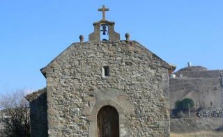 Foto de archivo de la fachada de la ermita con la campana en la españada - Autor: EL NORTE