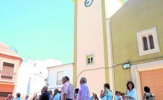 Los vecinos, durante su concentración de ayer ante la iglesia - Autor: MORENO, J. A. / LA VERDAD