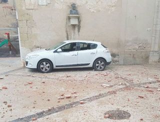 Un rayo rompe el campanar de Xiva de Morella y los escombros caen a la plaza  - Autor: J. T. / E. D.
