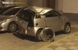 Estado en el que quedó el coche tras caer la campana - Autor: TORREDONJIMENO DIRECTO