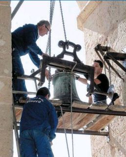 Los campaneros trabajan en una de las campanas de la catedral para retirarla - Autor: GALINDO, M. / EL ADELANTADO DE SEGOVIA