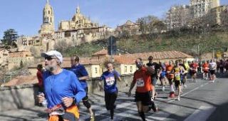  La catedral también hará sonar sus campanas durante la VII Media Maratón Ciudad de Segovia. - Autor: MARTÍN, Juan / EL ADELANTADO