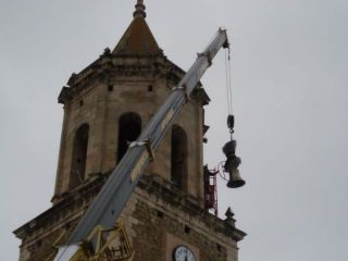 La colocación de la campana grande en la iglesia de Aliaga necesitó una gran grúa - Autor: DIARIO DE TERUEL