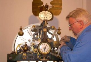 El relojero Fulgencio Pagán, durante los trabajos de reparación del reloj grandalés - Autor: A. M. S.