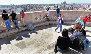 Varios turistas, ayer, en lo alto del Micalet - Autor: SIGNES, Jesús