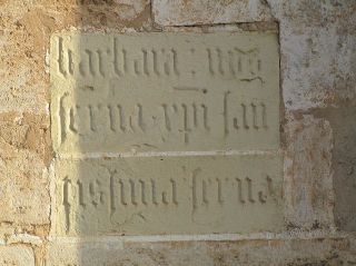 Inscripció gòtica en la cara sud. Foto Francesc LLOP i BAYO (2005)