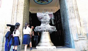 Una de las campanas, en el acceso del templo - Autor: MARSILLA, I.