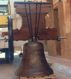 Campana Santa María después de la restauración con el yugo de madera,  9 de agosto 2000 - Autor: TORREGROSA, Antonio