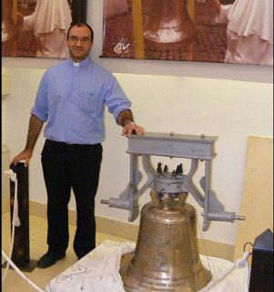 La campana. El cura David Silva muestra la campana y las fotos con la bendición del papa Francisco - Autor: LA VOZ