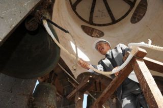 El deán de la Catedral, Julián de Armas, haciendo sonar las campanas del templo - Autor: DALALAGUNA.COM