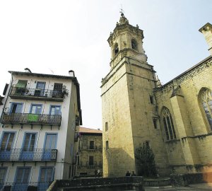 Construcción. El campanario se añadió en el siglo XVIII sobre los muros de una torre medieval. - Autor: DE LA HERA, F.