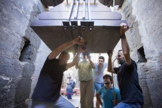 Los campaneros ajustan los hierros de las campanas antes de hacer el toque del día de San Lorenzo - Autor: LA RAZÓN