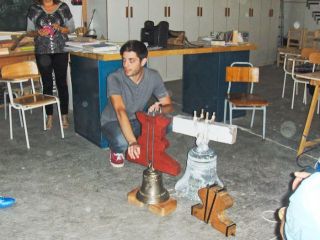 Diversos momentos del taller de restauración del contrapeso de la campana de la ermita de
los Santos de la Piedra de Cullera (Valencia) (Fotos: Enrique Gandía)