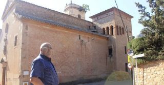 Alfons Peró, un dels impulsors de la iniciativa, aquesta setmana davant l’església de Riells - Autor: FERRANDIS, Ramon