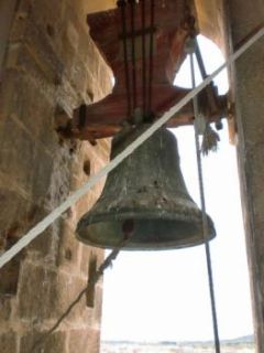Una de les sis campanes del campanar de la parròquia de Sant Salvador - Autor: LAFURA.cat