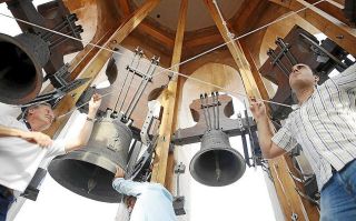 Los campaneros accionaron las ocho campanas para conseguir las melodías deseadas - Autor: BAGUR OMILA, Josep