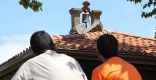 El campanario de San Lorenzo de Lobeira, tras la gamberrada de la noche de San Juan de 2011 - Autor: REGAL, J.
