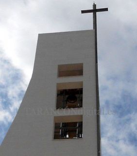 Ya se están colocando las campanas en la nueva iglesia de Tarancón San Víctor y Santa Corona - Autor: DOMÍNGUEZ ALCÁZAR, María del Carmen