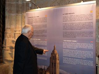 El obispo, Ángel Rubio, contempla el panel explicativo instalado en la zona de acceso a la torre - Autor: ACUEDUCTO2.COM