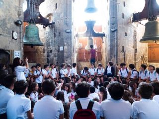 Diversos momentos de las visitas didácticas en la Sala de Campanas de la Torre del Micalet
(Valencia) (Fotos: Belén Monreal)
