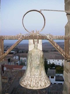 La campana menor, de forma gòtica però fosa en 1954, de Vilagrassa