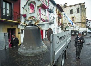 Las campanas fueron trasladadas a un taller de Saldaña (Palencia) a principios de marzo - Autor: DE LA HERA, F.