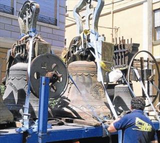 Operarios descolgaron ayer las campanas para arreglar la torre - Autor: MORA, Miguel